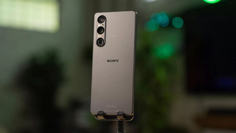 sony-xperia-1-v-back-angled-1536w-864h-110523-122716-800-resize
