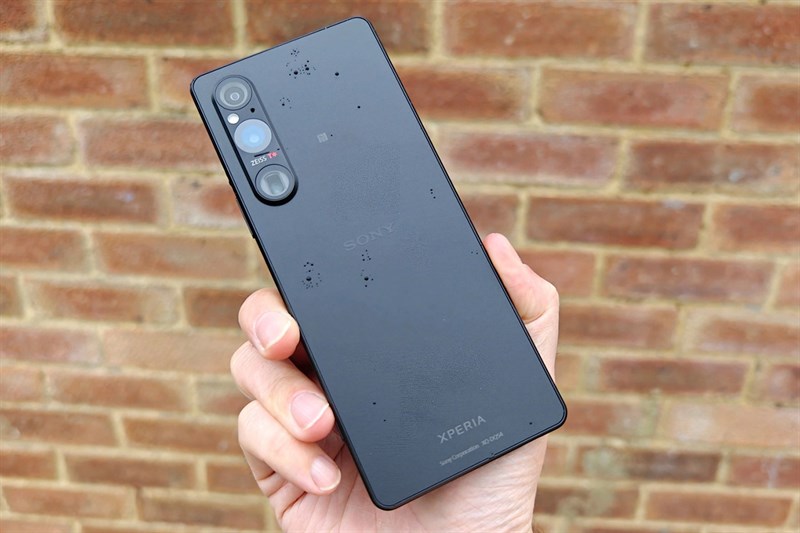 sony-xperia-1-v-in-hand-rear-110523-122859-800-resize