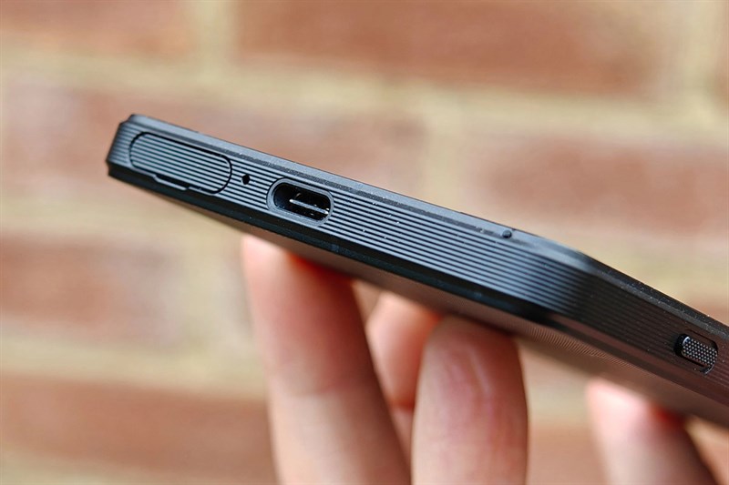 sony-xperia-1-v-usb-c-port-110523-123515-800-resize