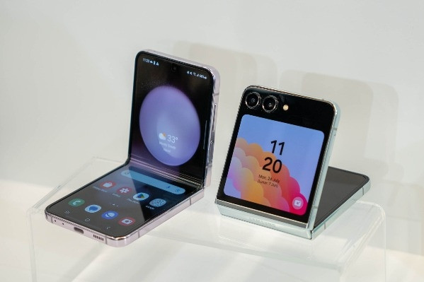 galaxy-z-fold5-va-flip5-pha-ky-luc-don-dat-hang-voi-smartphone-nap-gap-374