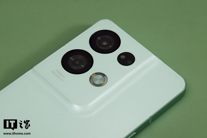 mo-hop-OPPO-Reno8-Pro-Plus-phien-ban-mau-xanh-7