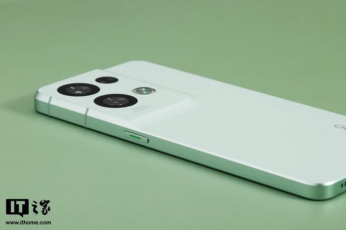mo-hop-OPPO-Reno8-Pro-Plus-phien-ban-mau-xanh-8