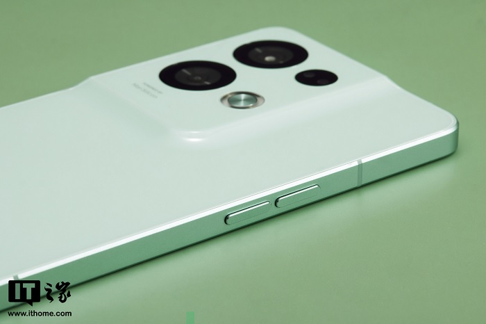 mo-hop-OPPO-Reno8-Pro-Plus-phien-ban-mau-xanh-9