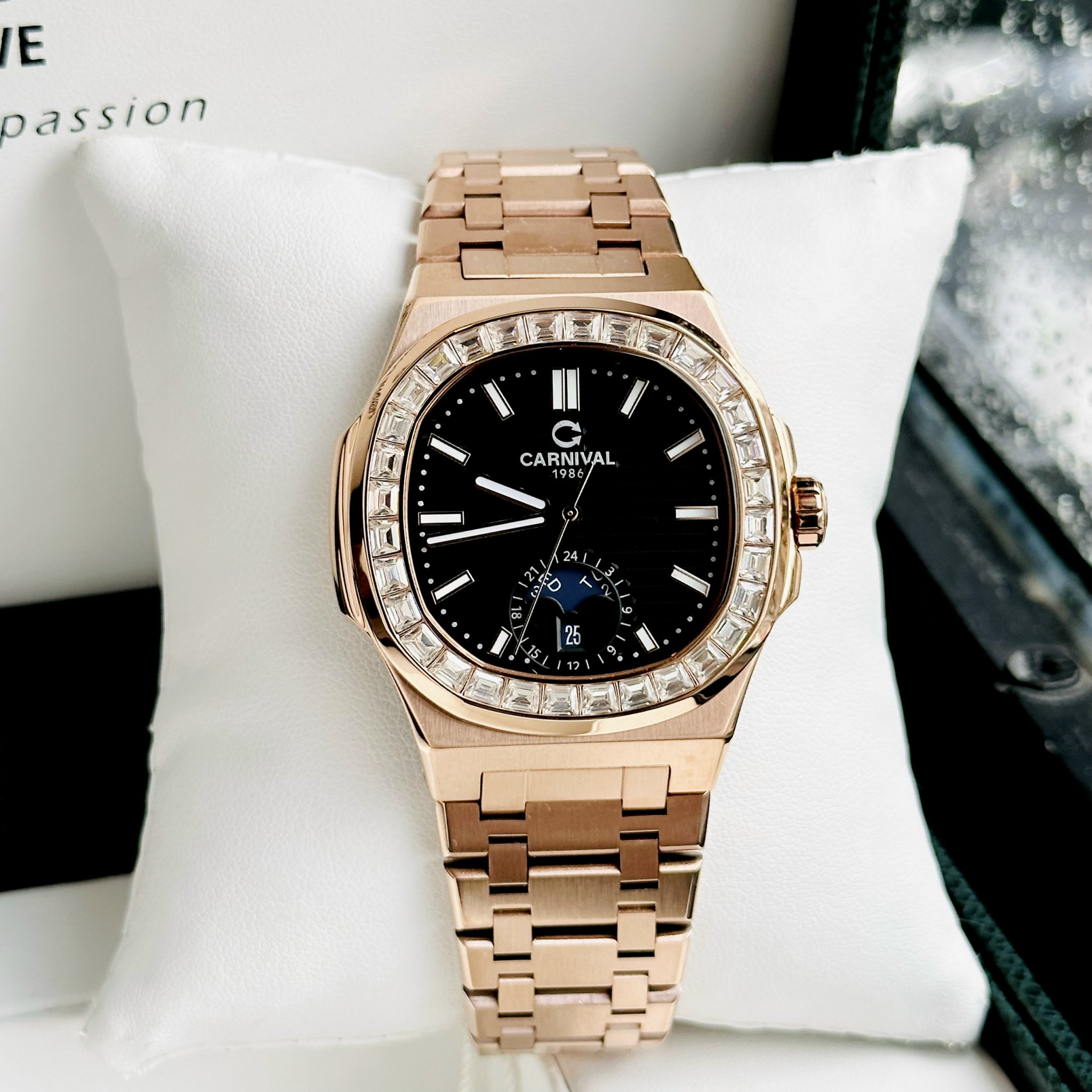 ĐỒNG HỒ NAM Carnival 8110G - Mặt Đen - Automatic - Dây Thép Gold - Kính Sapphire