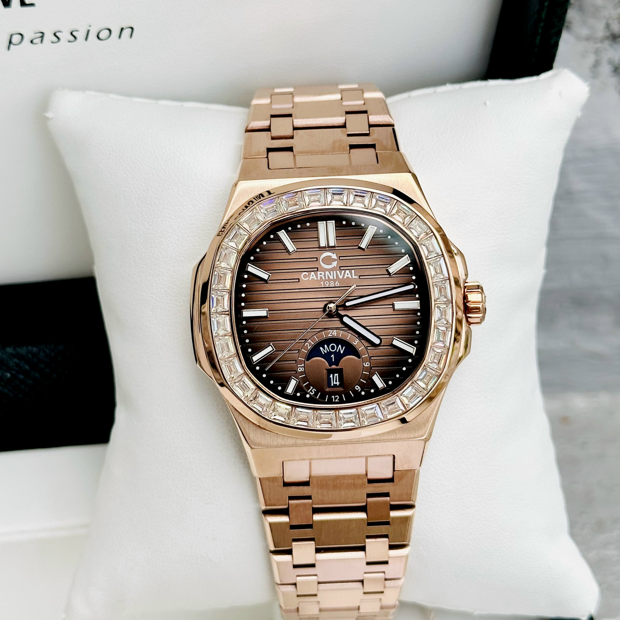 ĐỒNG HỒ NAM Carnival 8110G - Mặt Nâu - Automatic - Dây Thép Gold - Kính Sapphire