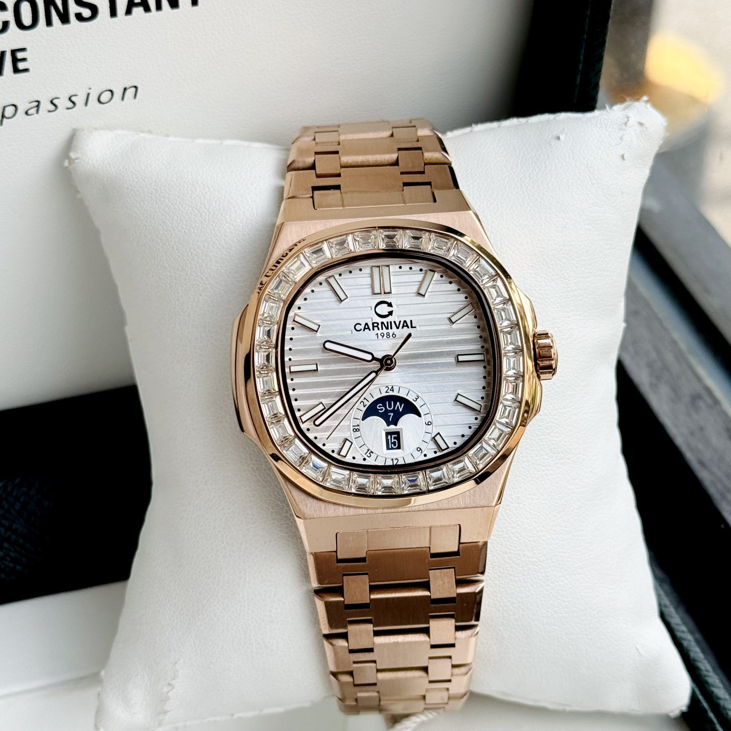 ĐỒNG HỒ NAM Carnival 8110G - Mặt Trắng Đá - Automatic - Dây Thép Gold - Kính Sapphire