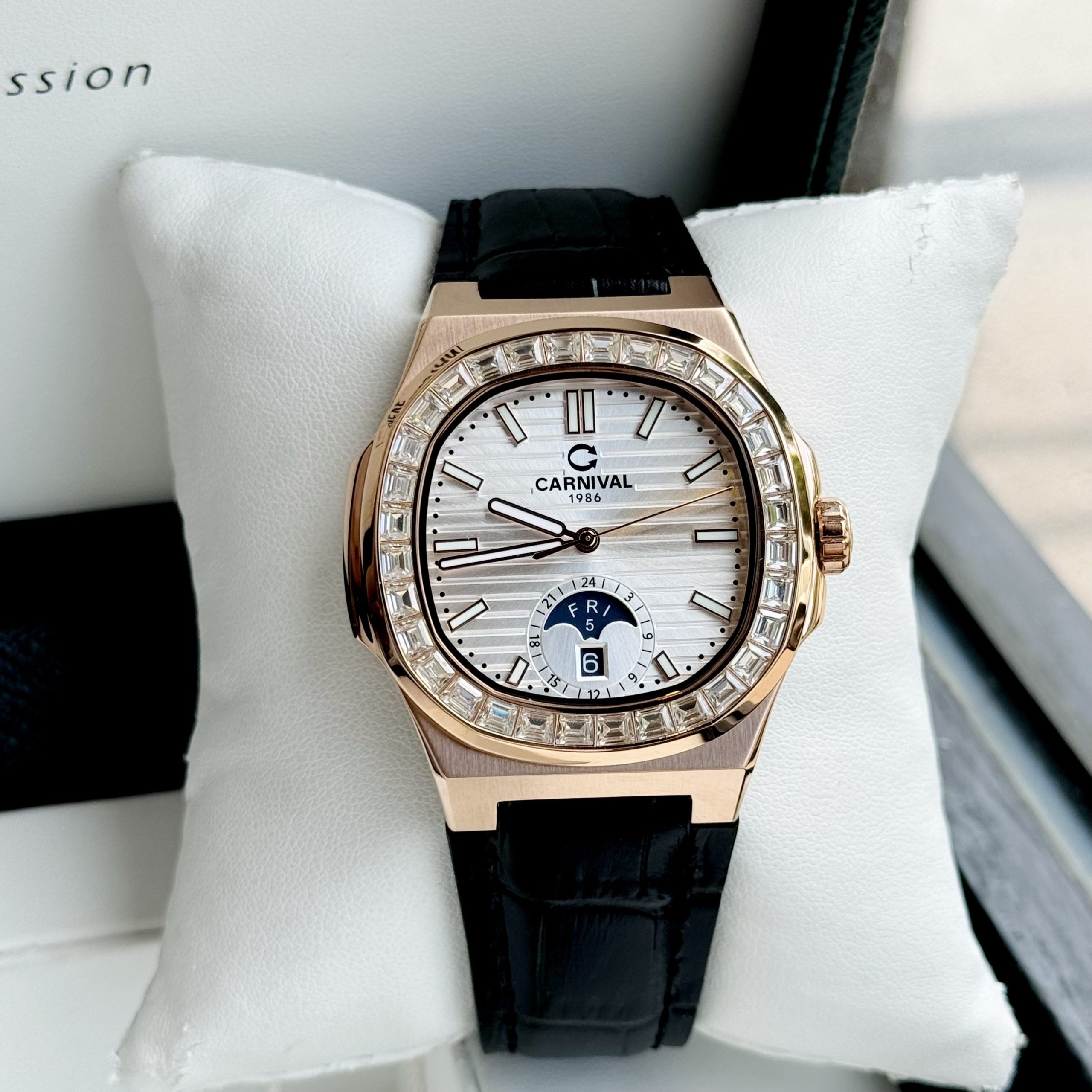 ĐỒNG HỒ NAM Carnival 8110G - Mặt Trắng Đá - Automatic - Dây Da - Kính Sapphire