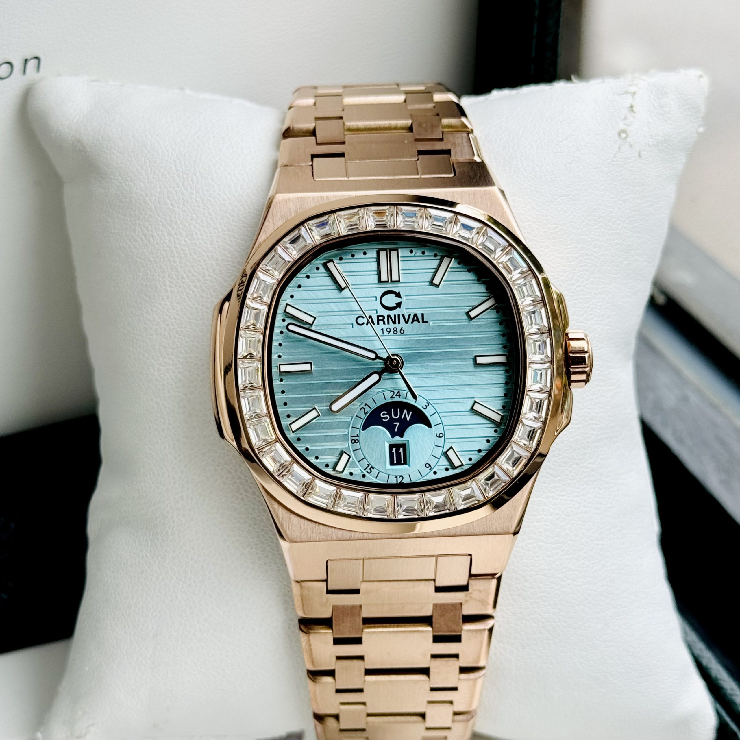 ĐỒNG HỒ NAM Carnival Aquanus 8110G - Mặt TIFFANY- Viền Vàng Đá - Dây Thép - Automatic - Kính Sapphire