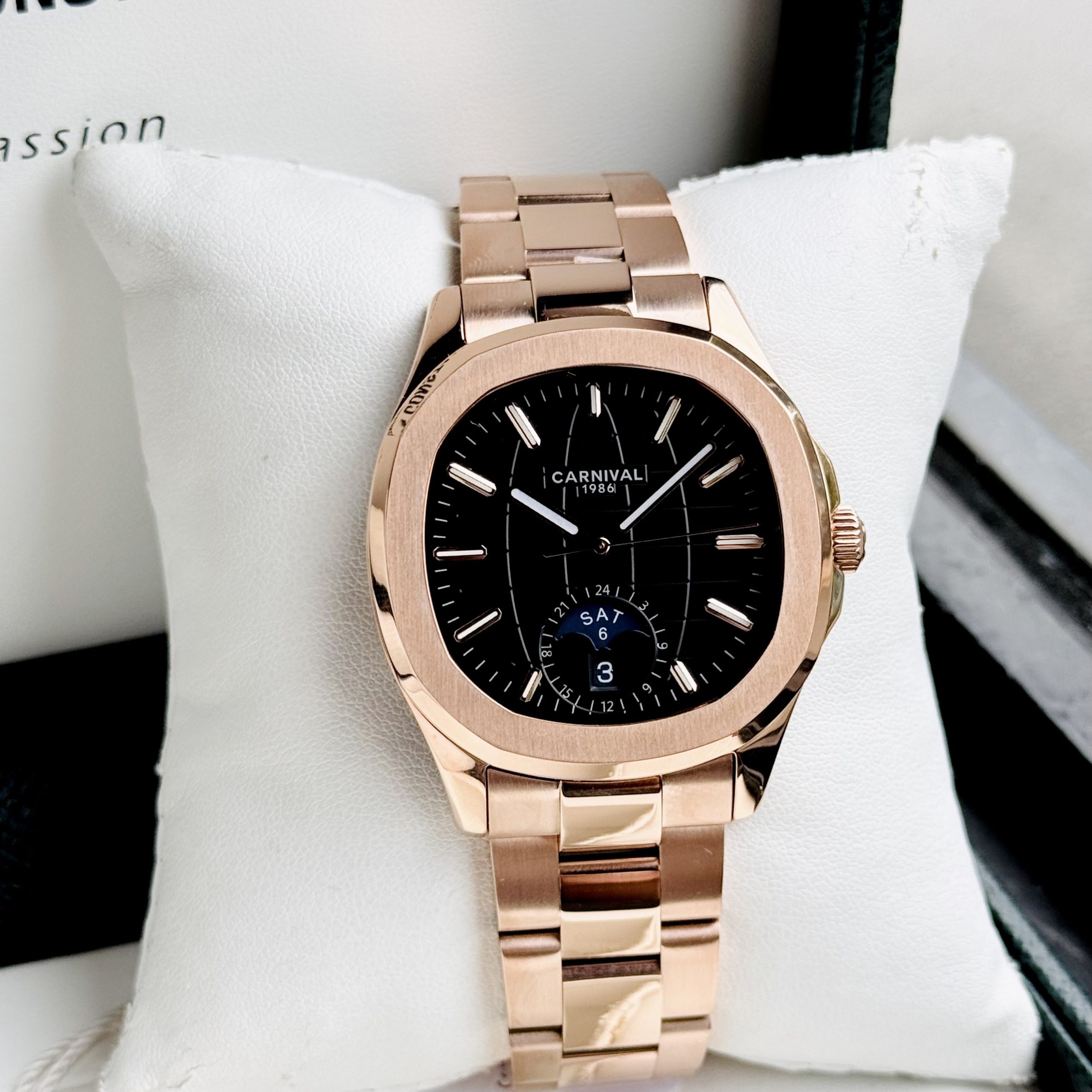 ĐỒNG HỒ NAM Carnival Aquanus 8113G - Mặt Đen - Viền Vàng - Dây Thép - Automatic - Kính Sapphire