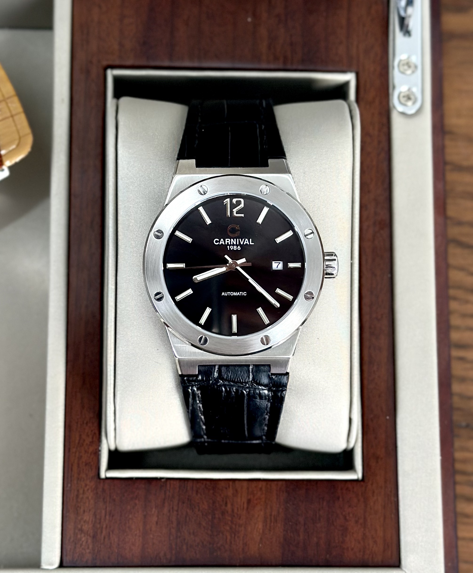 ĐỒNG HỒ NAM CARNIVAL 8122G Black Dial – Dây Da – Automatic- Kính Sapphire