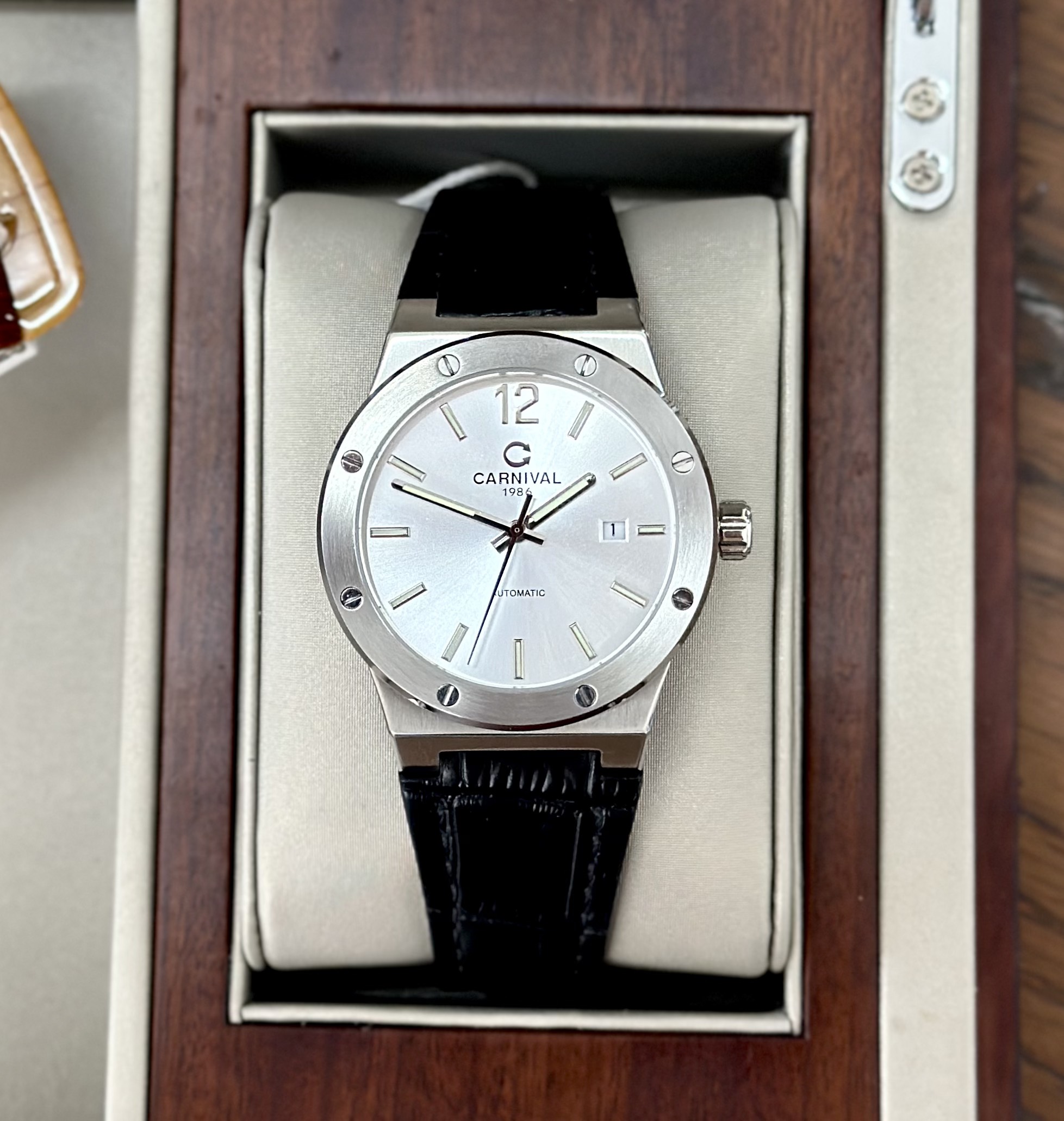 ĐỒNG HỒ NAM CARNIVAL 8122G White Dial – Dây Da – Automatic- Kính Sapphire