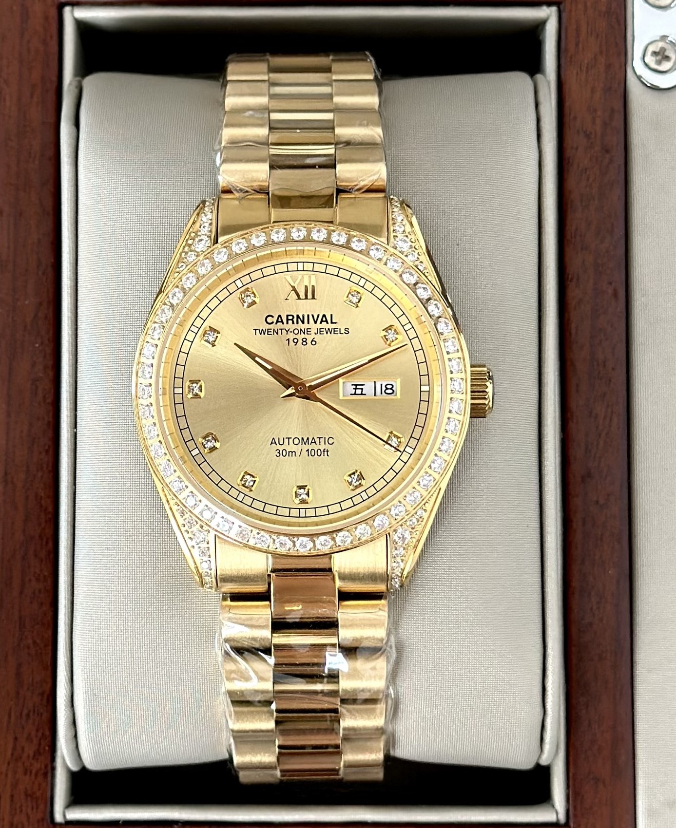 ĐỒNG HỒ NAM CARNIVAL 8907G-VV-V Size 40mm – Dây Thép – Automatic- Kính Sapphire