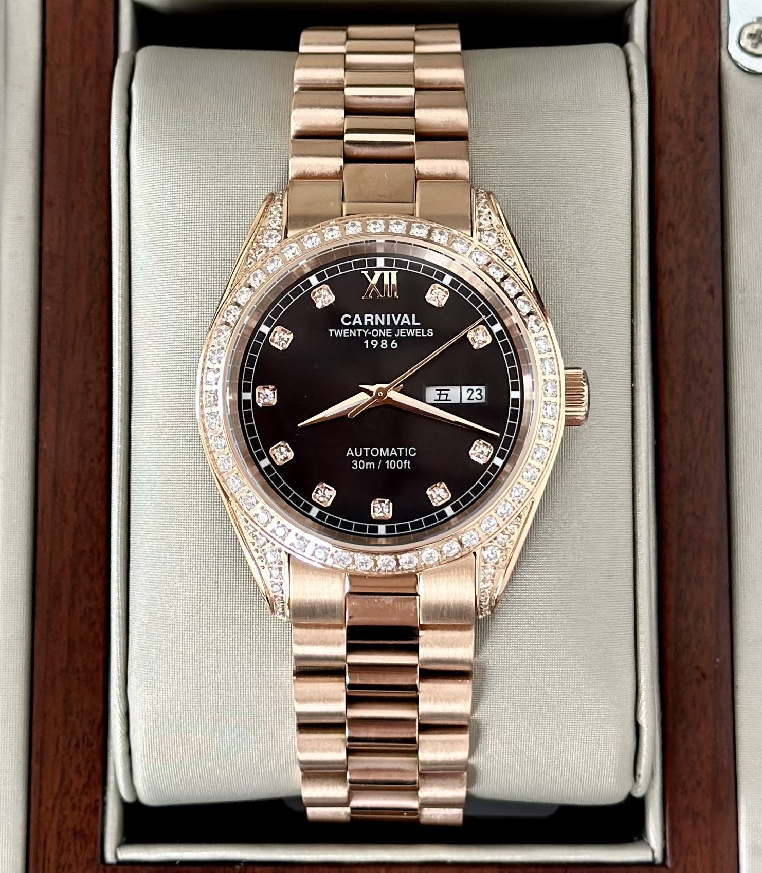 ĐỒNG HỒ NAM CARNIVAL 8907G-VH-N Size 40mm – Dây Thép – Automatic- Kính Sapphire
