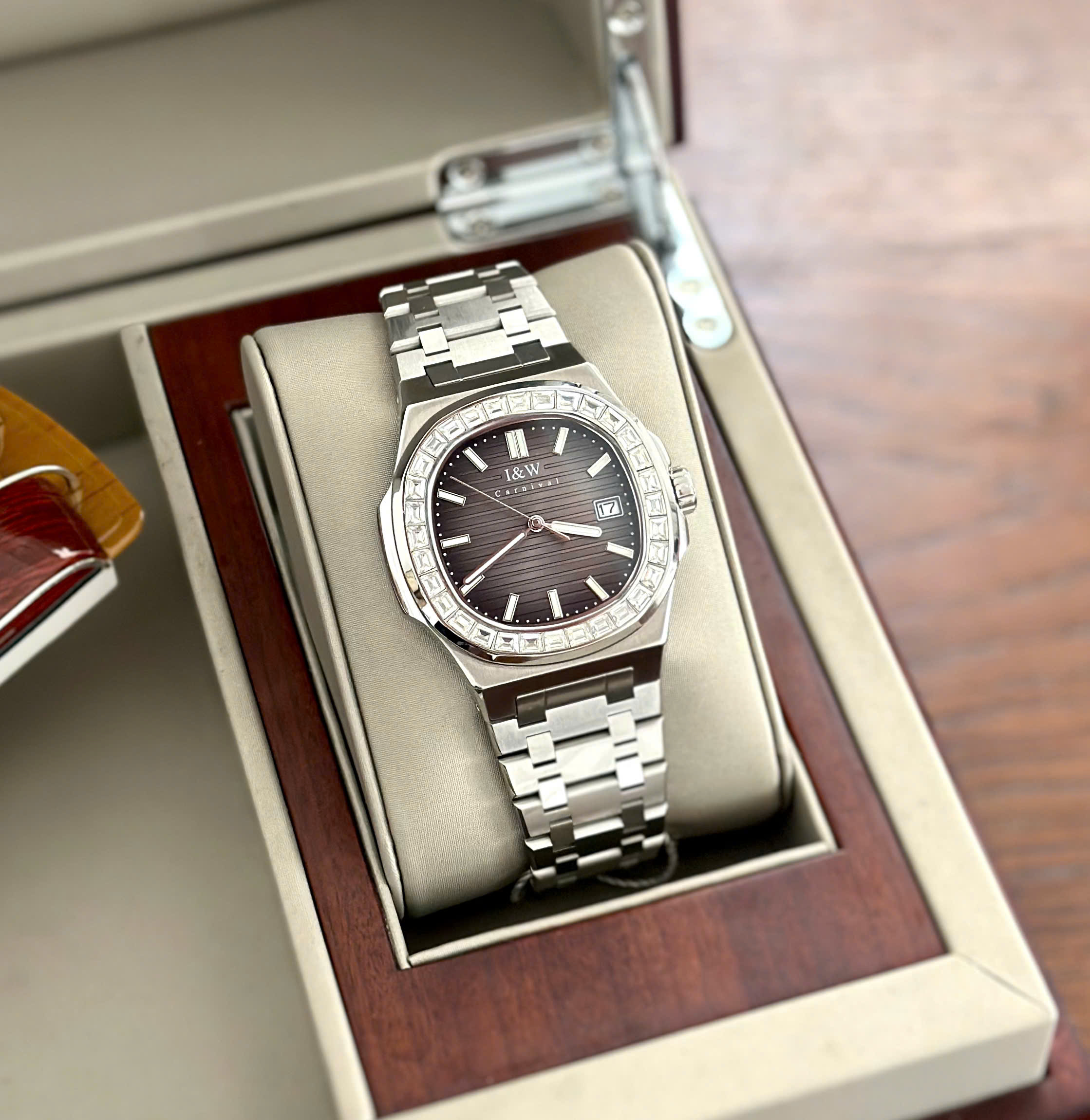 ĐỒNG HỒ NAM I&W Carnival 721G - Mặt Xám - Viền Đính Đá - Dây Thép - Automatic - Kính Sapphire