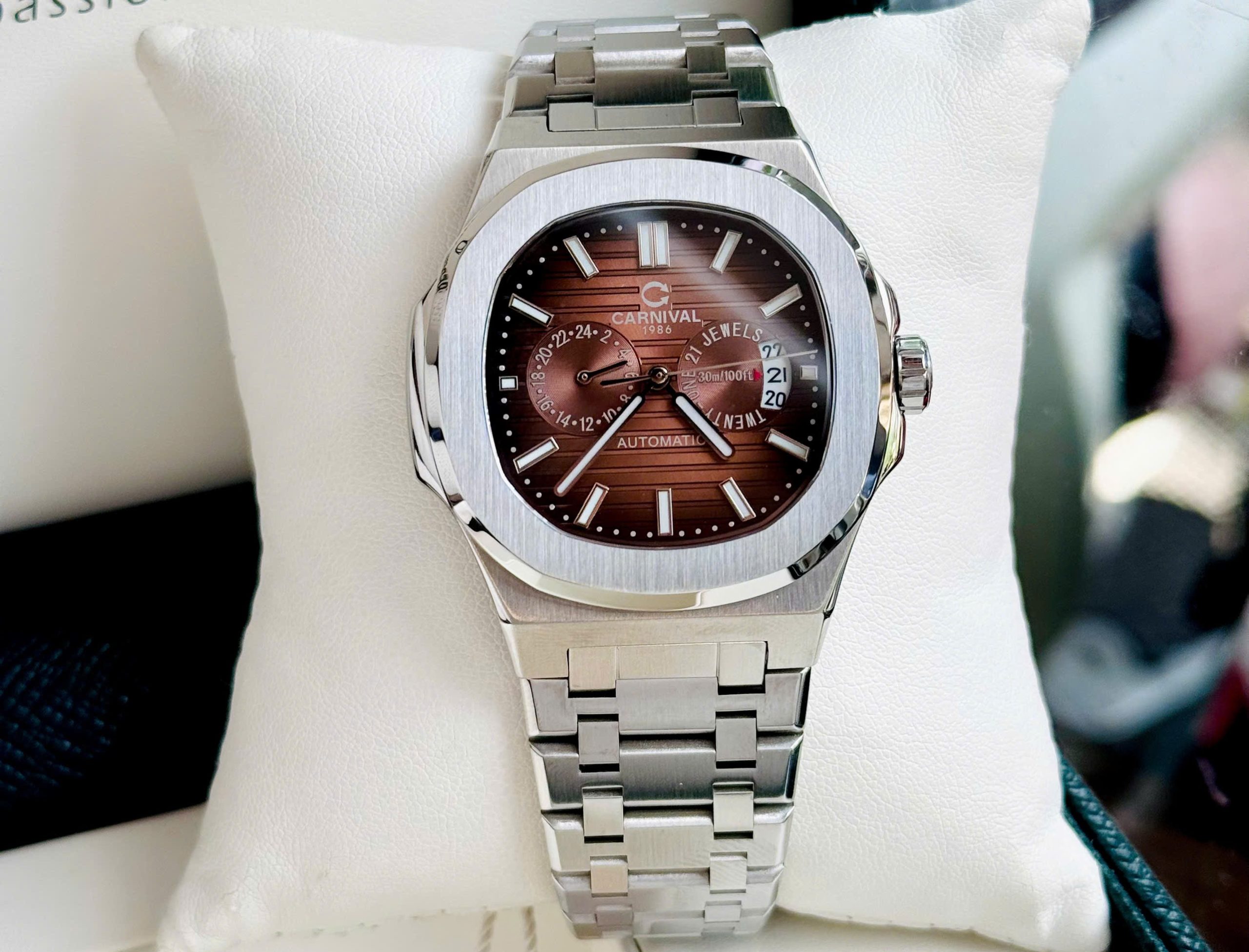 ĐỒNG HỒ NAM Carnival 8158G-VT-XD -Dây Thép - Mặt Nâu Cafe - Automatic - Kính Sapphire
