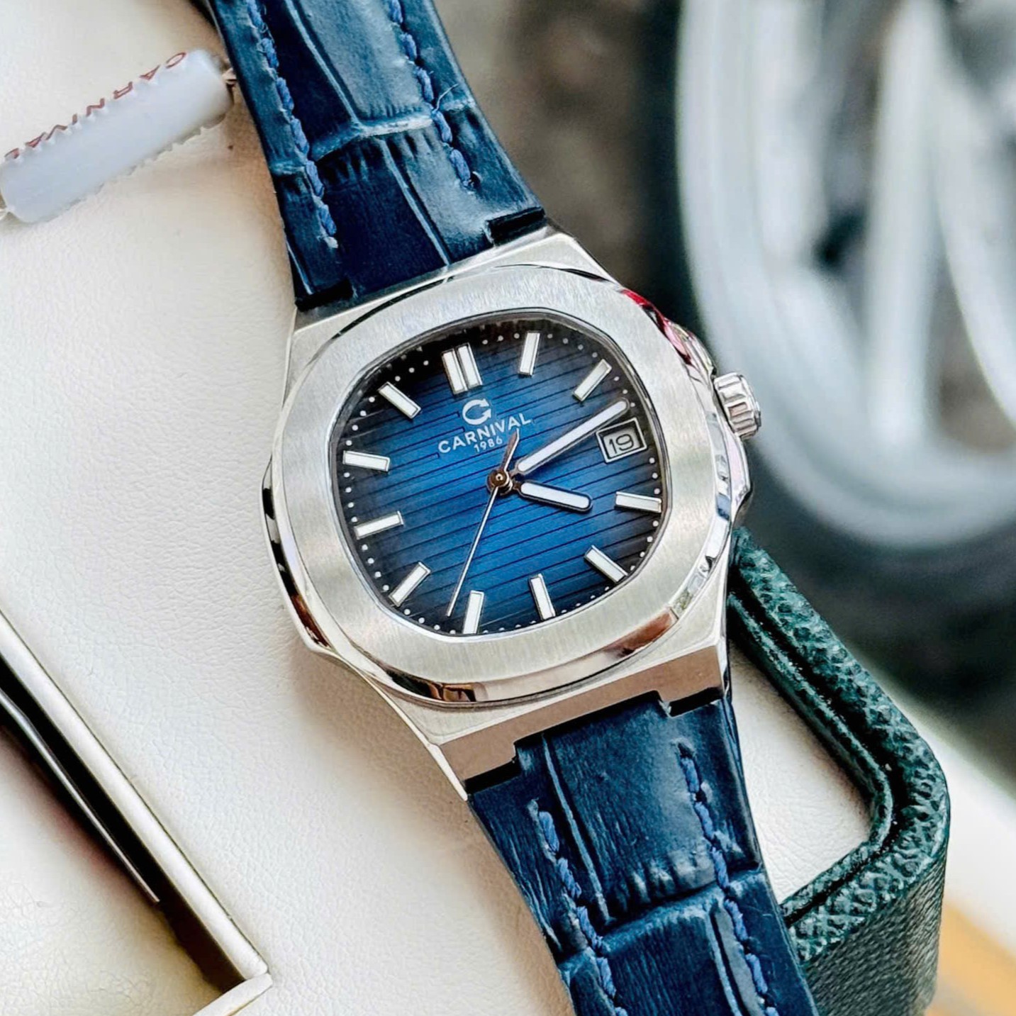 ĐỒNG HỒ Nữ Carnival 8161L- Mặt Xanh-Dây Da Viền Bạc - Pin - Kính Sapphire