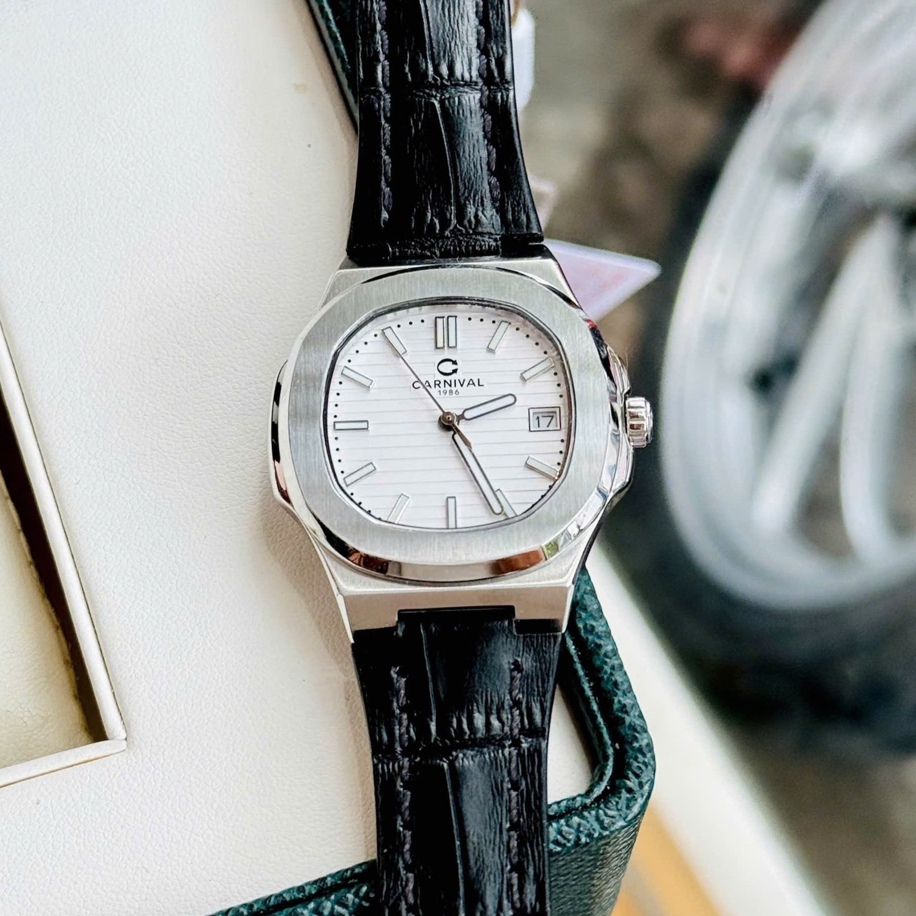 ĐỒNG HỒ Nữ Carnival 8161L- Mặt Trắng -Dây Da Viền Bạc - Pin - Kính Sapphire