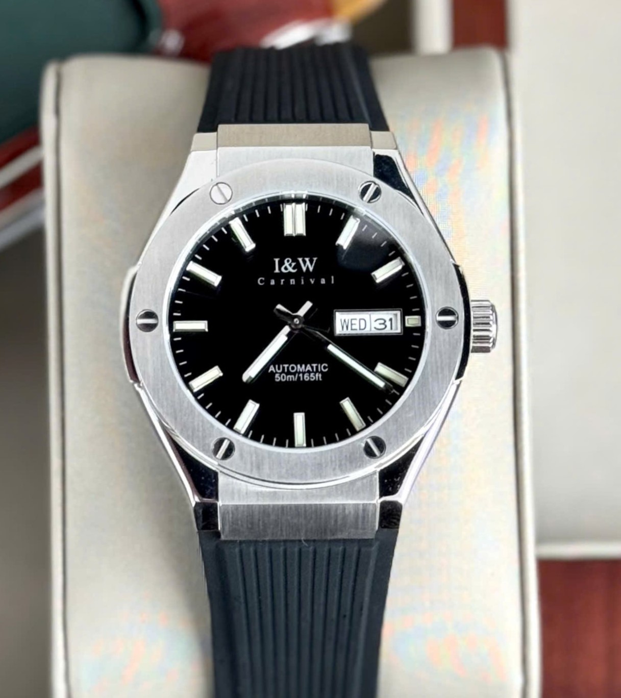 ĐỒNG HỒ NAM I&W CARNIVAL 55851G-Mặt Đen– Dây Cao Su – Automatic- Kính Sapphire