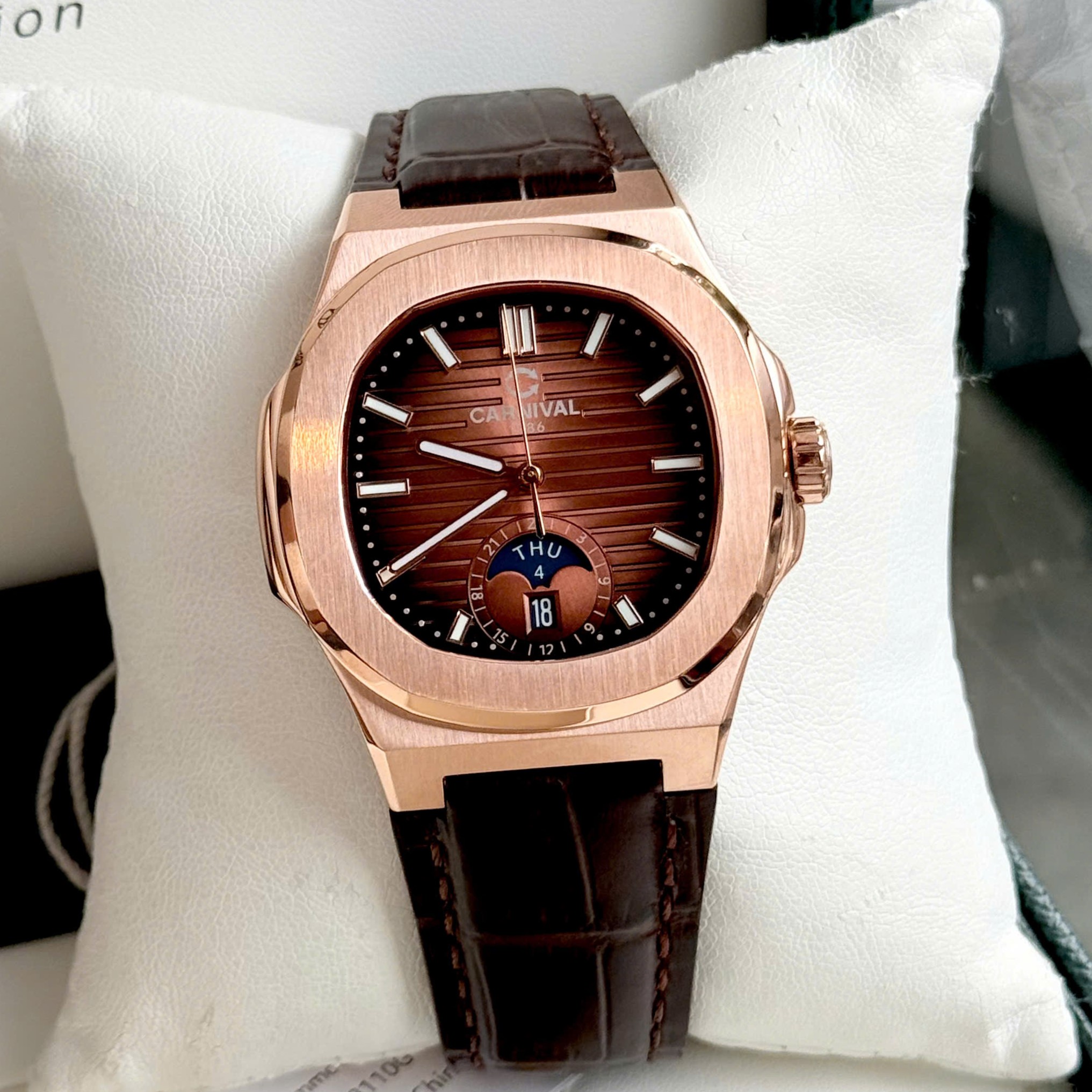 ĐỒNG HỒ NAM Carnival 8110G1 - Mặt Nâu - Dây Da - Automatic - Kính Sapphire