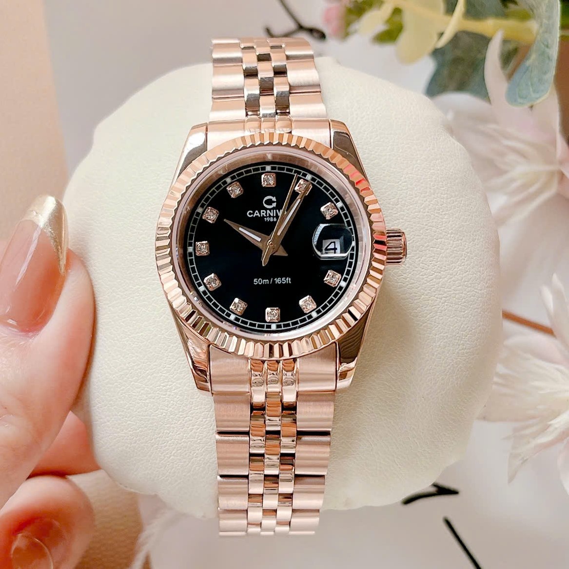 ĐỒNG HỒ Nữ Carnival 8131L-VH-D-Mặt Đen - Dây Thép Vàng - Pin - Kính Sapphire