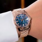 Đồng Hồ Nam Carnival 8190G-VH-DK DAYDATE-Thép Vàng-Mặt Xà Cừ Tím-Pin-Kính Sapphire — ảnh 3