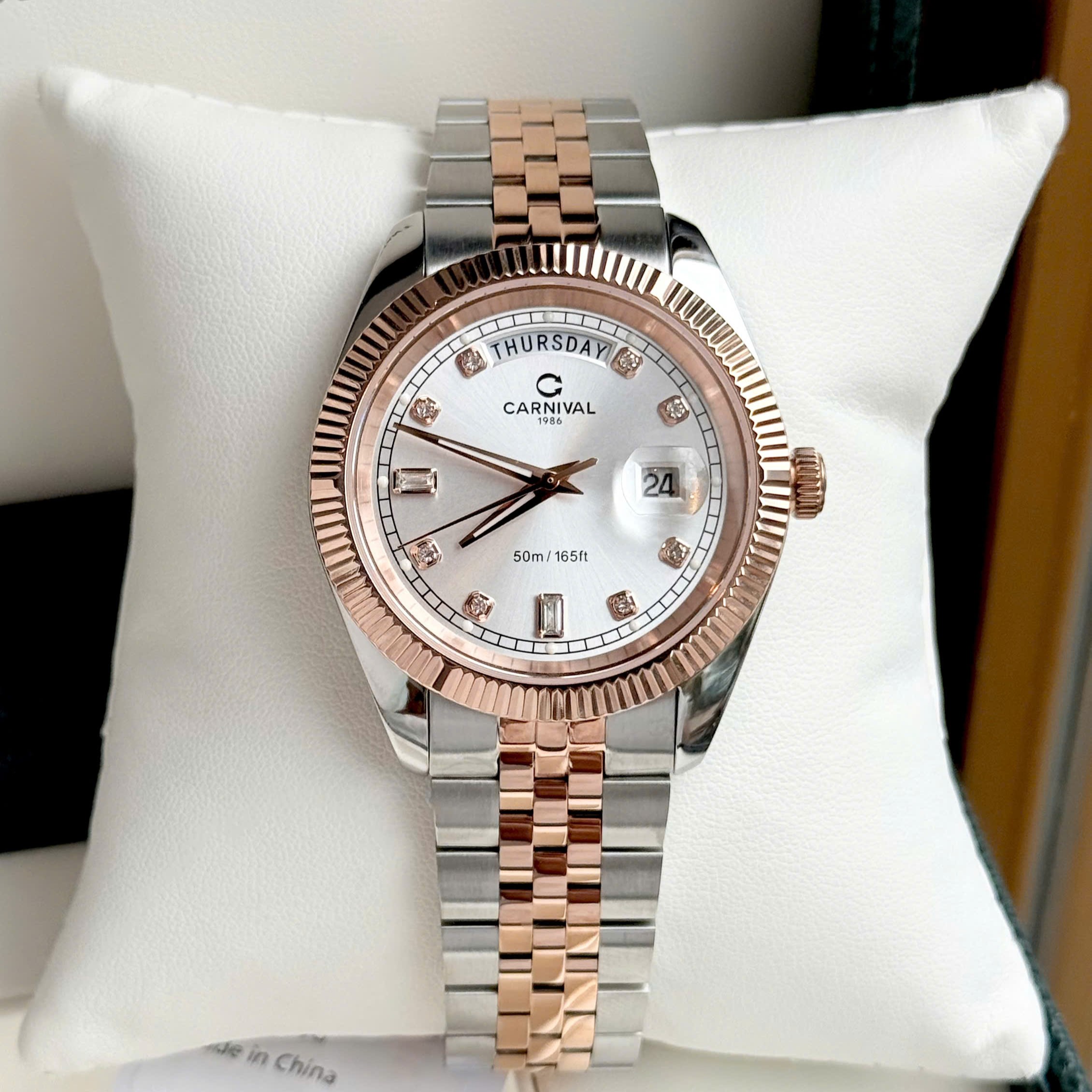 Đồng Hồ Nam Carnival 8190G-CH-T DAYDATE-Thép Demi-Mặt Trắng-Pin-Kính Sapphire