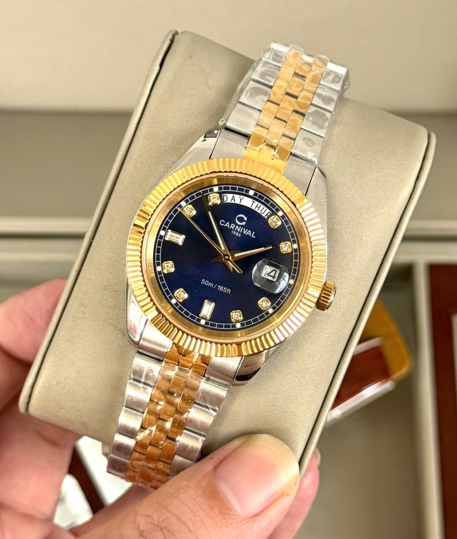 Đồng Hồ Nam Carnival 8190G-CV-X DAYDATE-Thép Demi-Mặt Xanh-Pin-Kính Sapphire