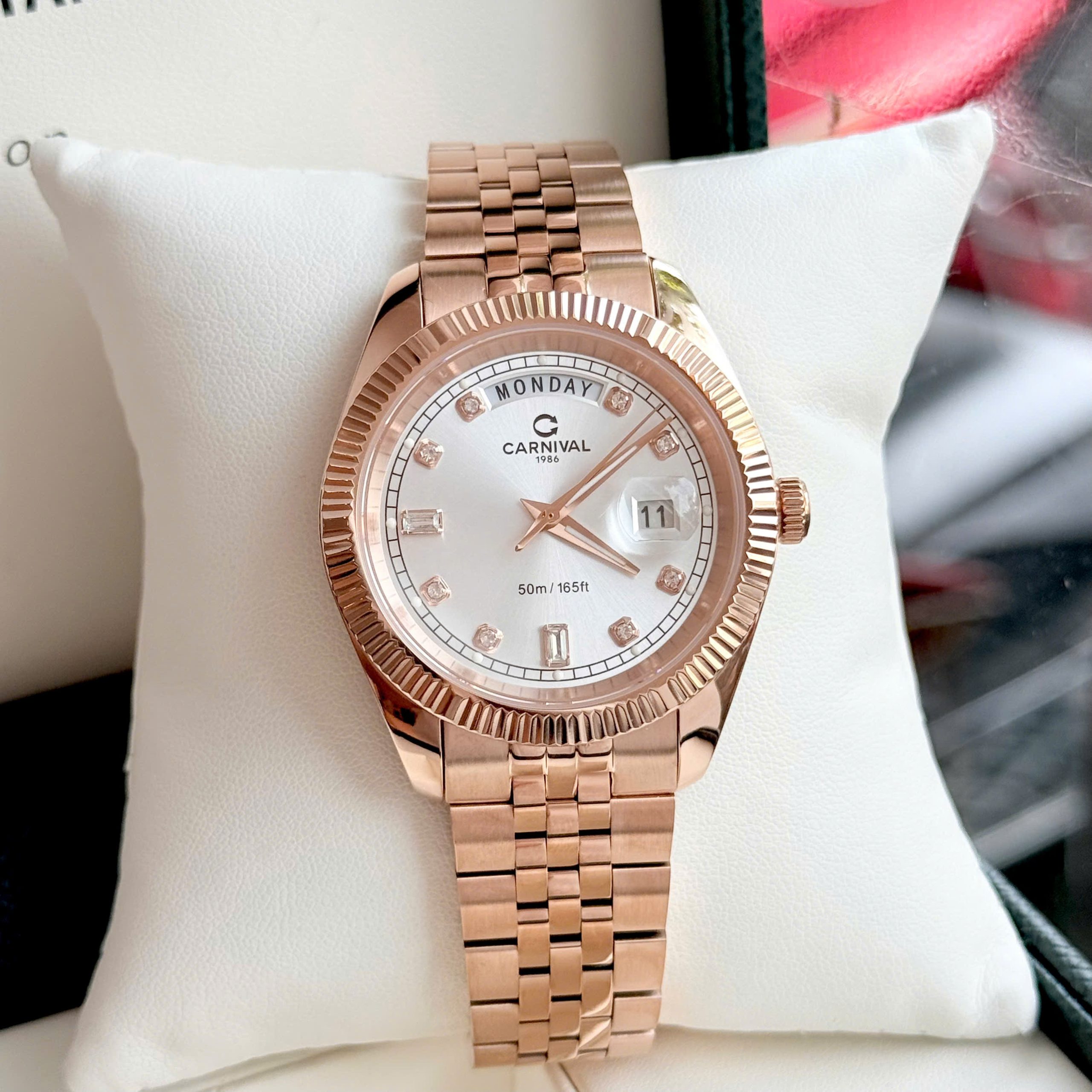 Đồng Hồ Nam Carnival 8190G-VH-T DAYDATE-Thép Vàng-Mặt Trắng-Pin-Kính Sapphire