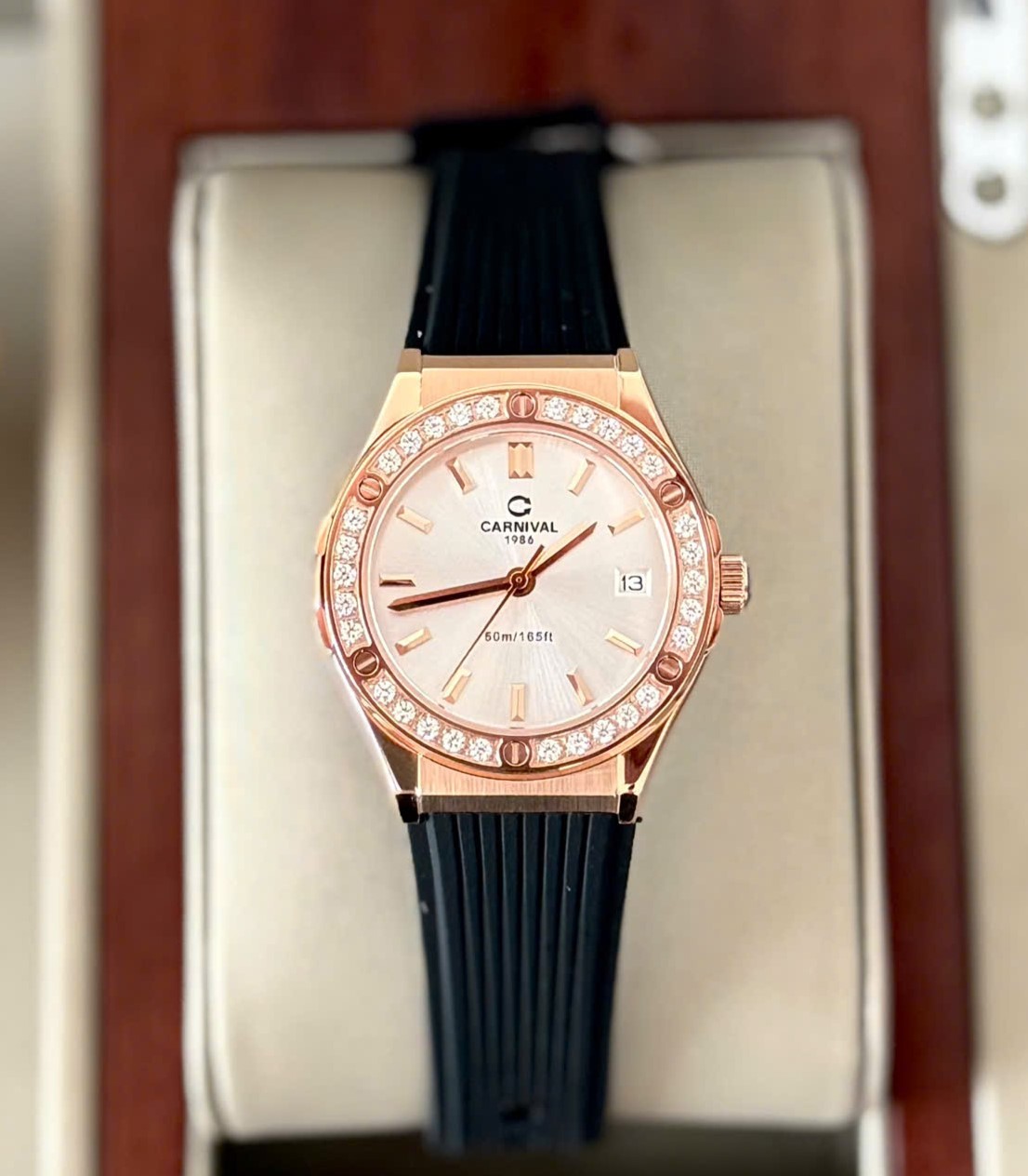 Đồng Hồ Nữ Carnival 8168L2-VH-DCS-T-Viền Vàng Hồng-Dây Cao Su-Mặt Trắng-Pin-Kính Sapphire