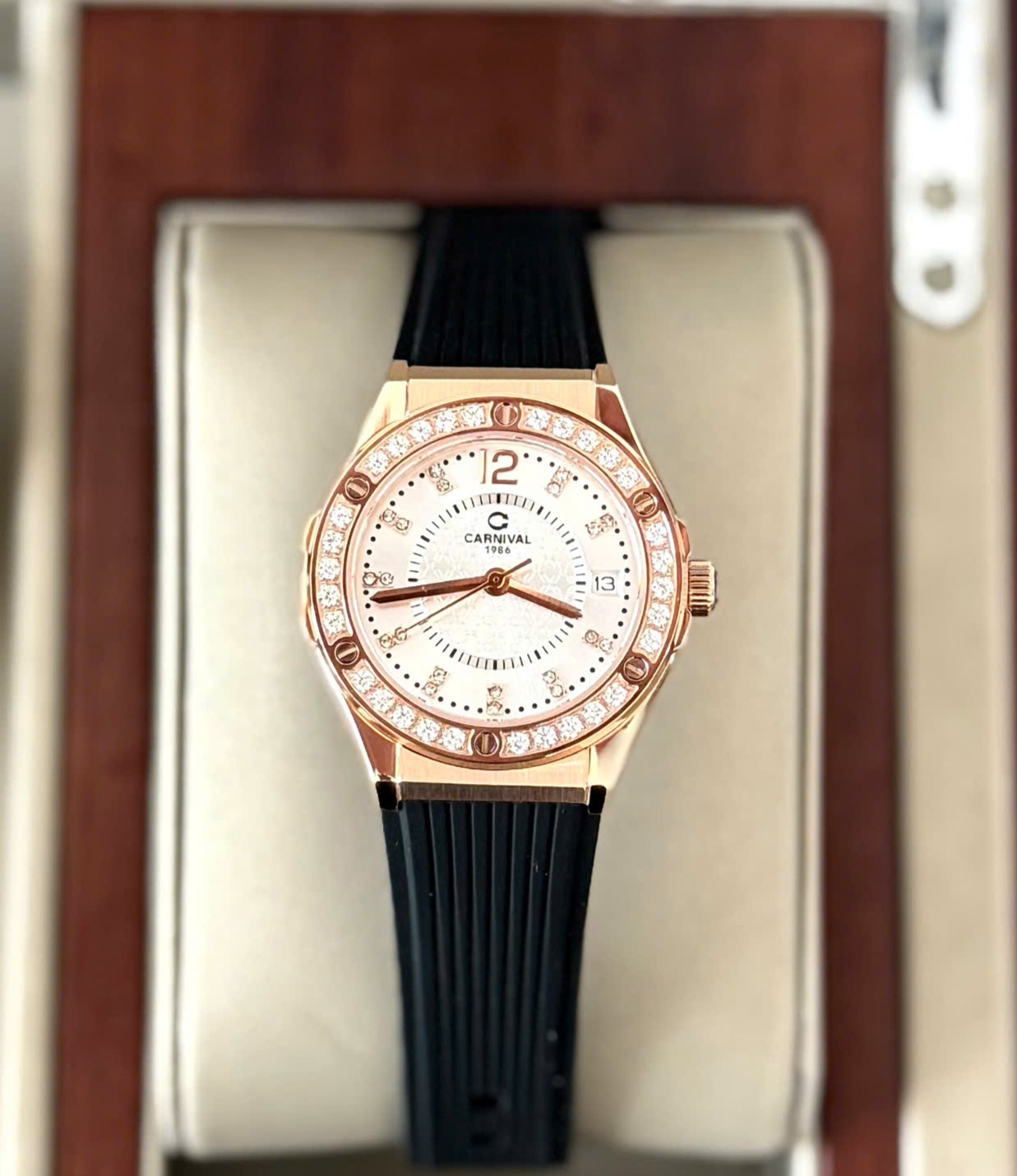 Đồng Hồ Nữ Carnival 8173L2-VH-DCS-T-Viền Vàng Hồng-Dây Cao Su-Mặt Trắng-Pin-Kính Sapphire