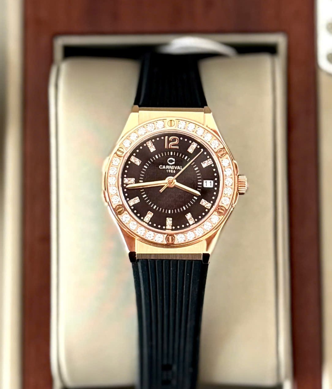 Đồng Hồ Nữ Carnival 8173L2-VH-DCS-D-Viền Vàng Hồng-Dây Cao Su-Mặt Đen-Pin-Kính Sapphire