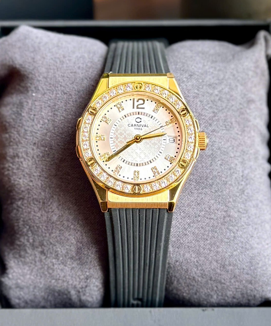 Đồng Hồ Nữ Carnival 8173L2-VV-DCS-T-Viền Vàng-Dây Cao Su-Mặt Trắng-Pin-Kính Sapphire