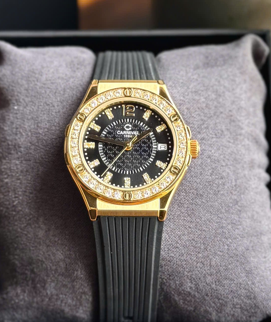 Đồng Hồ Nữ Carnival 8173L2-VV-DCS-D-Viền Vàng-Dây Cao Su-Mặt Đen-Pin-Kính Sapphire