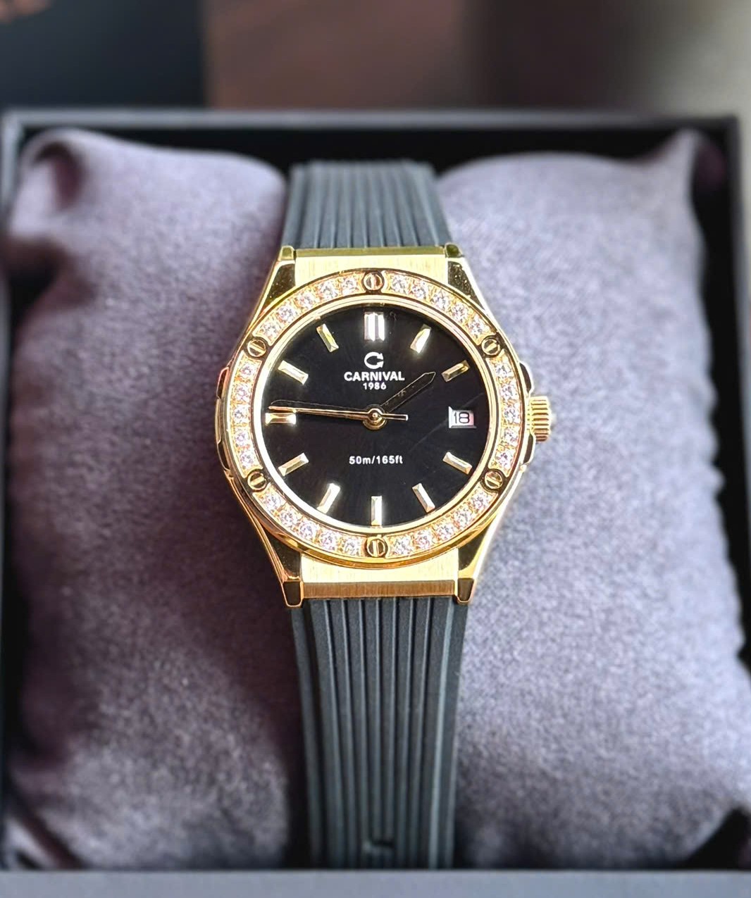 Đồng Hồ Nữ Carnival 8168L2-VV-DCS-D-Viền Vàng-Dây Cao Su-Mặt Đen-Pin-Kính Sapphire