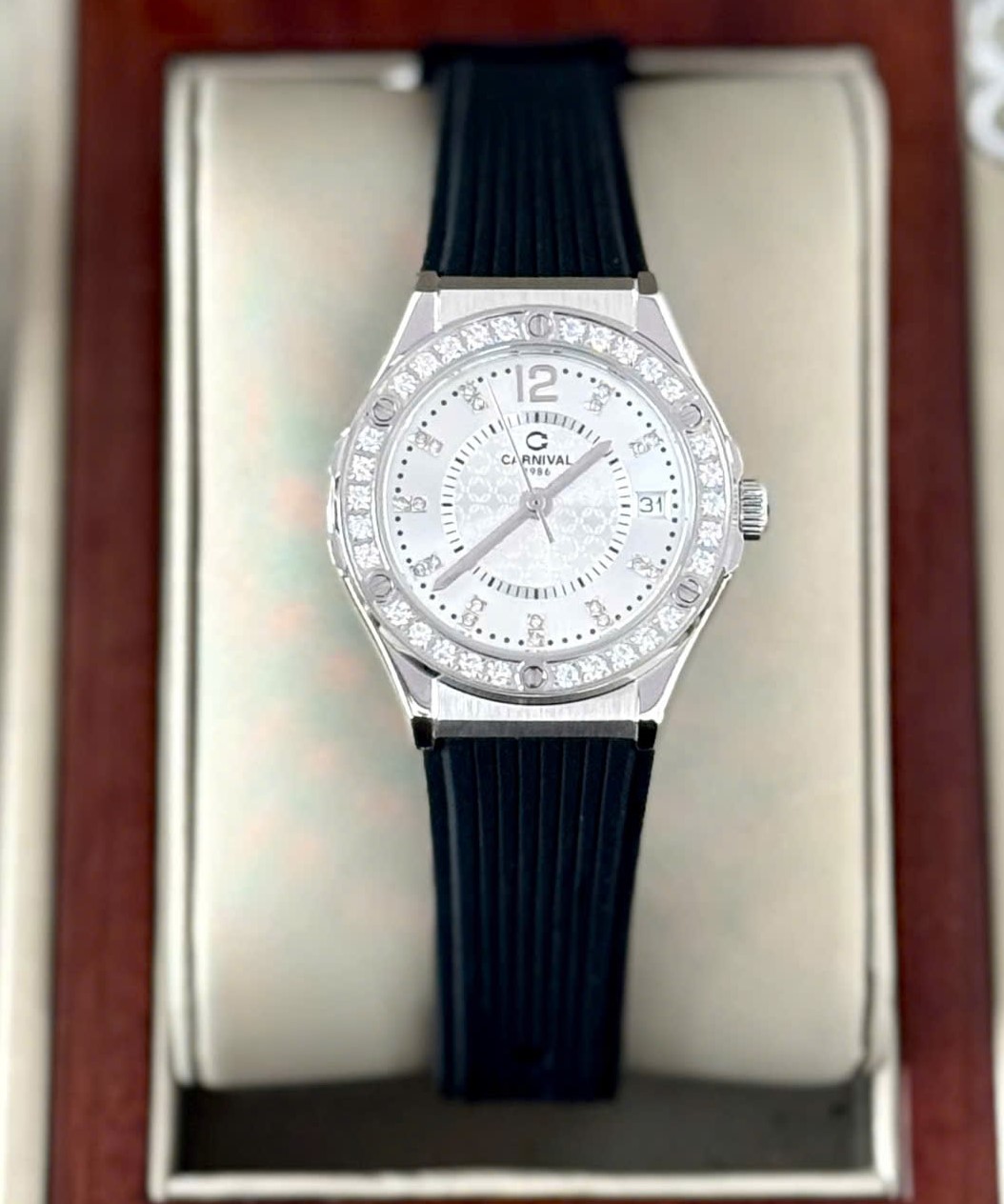 Đồng Hồ Nữ Carnival 8173L2-VT-DCS-T-Viền Trắng Đá-Dây Cao Su-Mặt Trắng-Pin-Kính Sapphire