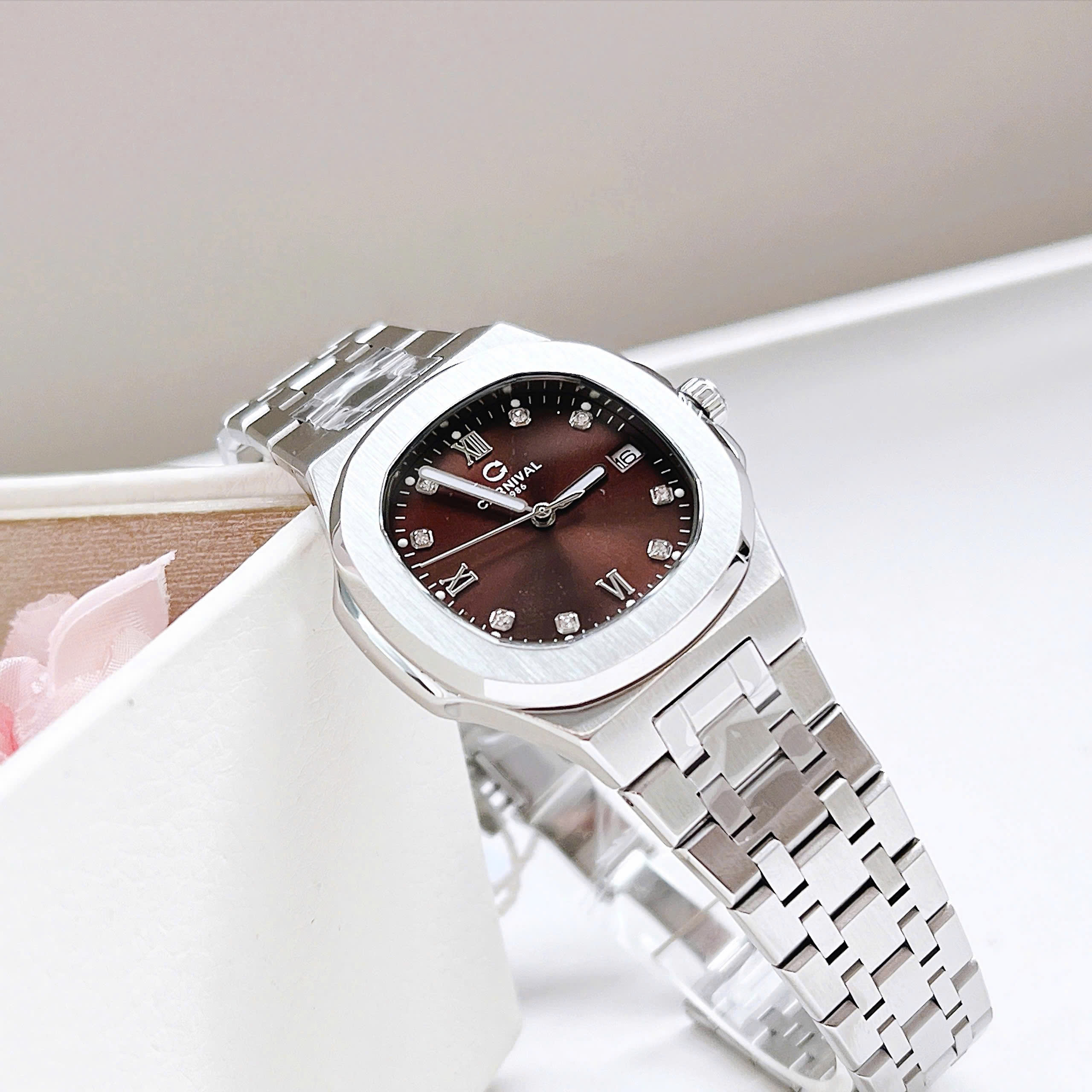 ĐỒNG HỒ Nữ Carnival 8160L-VT-Nâu Mặt Nâu Đậm-Dây Thép-Pin-Kính Sapphire