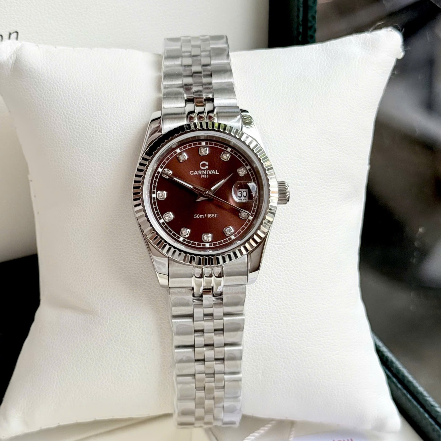 ĐỒNG HỒ Nữ Carnival 8131L-VT-N Mặt Nâu-Dây Thép-Pin-Kính Sapphire